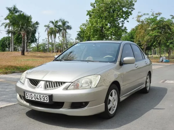 Dịch vụ thay kính chắn gió xe Mitsubishi Lancer tại nhà